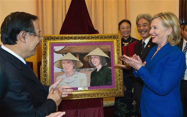 The mother of the bridge accepts a gift from the Vietnamese government